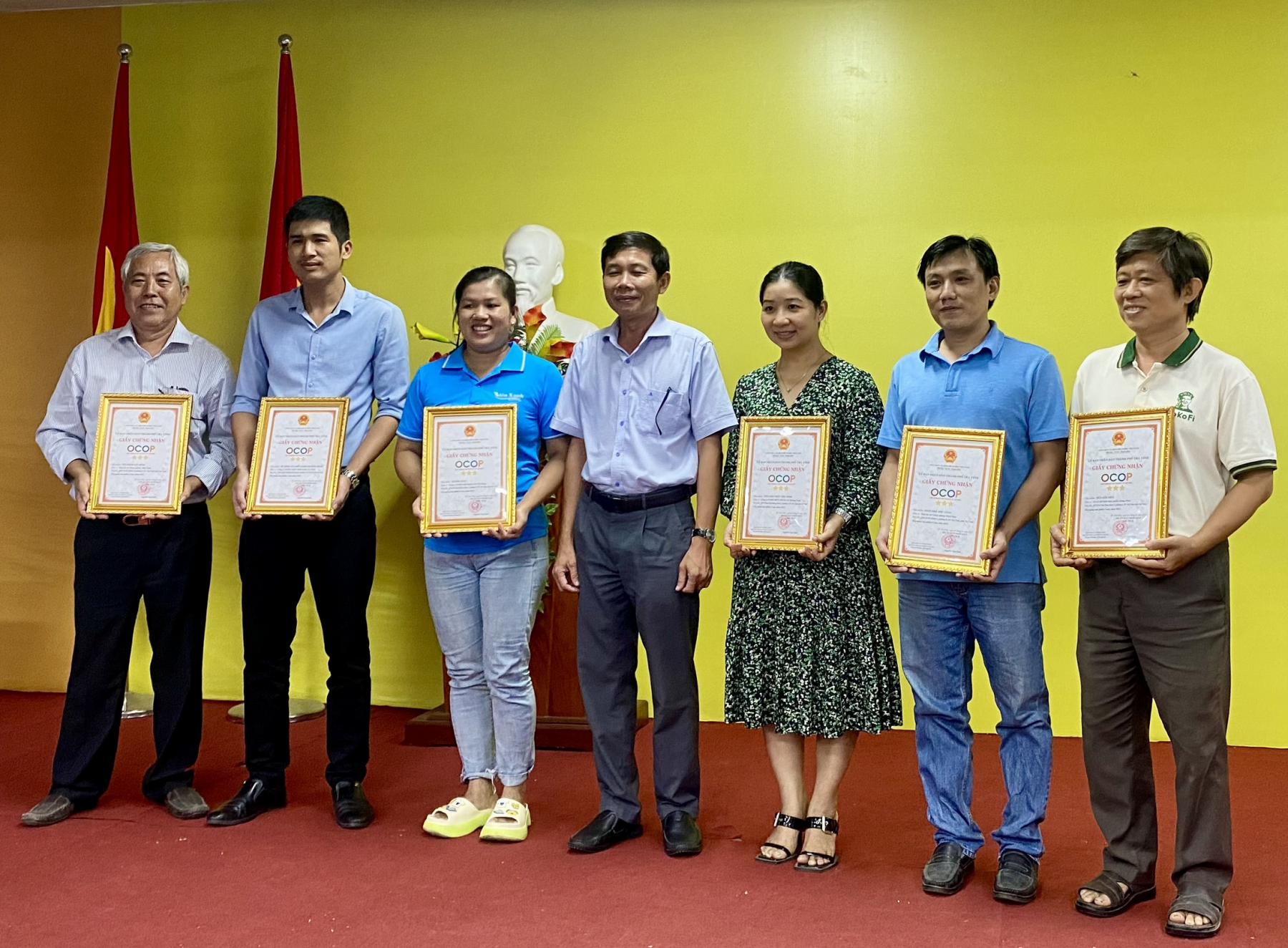 Đại diện Công ty Cổ phần Trà Bắc nhận Giấy chứng nhận OCOP 3 sao